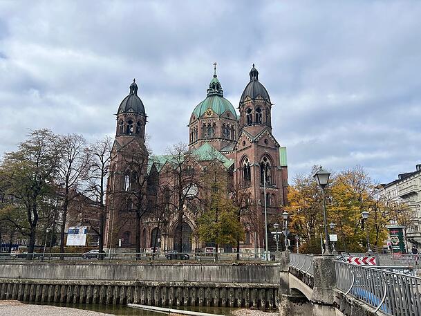 Der protestantische Dom von München: die 1896 eingeweihte Lukaskirche im Lehel an der Isar.