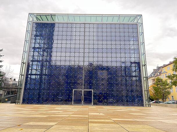 Sesam öffne dich! Blick auf das riesige Portal bei der Einweihung im Jahr 2000.