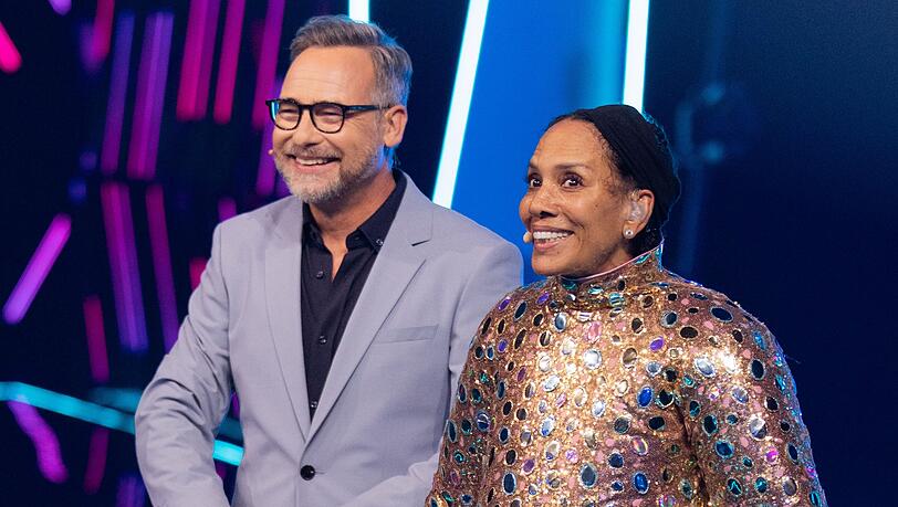 Die erste Maske bei "The Masked Singer" 2025 ist gefallen: Hinter Smiley steckte Barbara Becker. Die erste Maske bei "The Masked Singer" 2025 ist gefallen: Hinter Smiley steckte Barbara Becker.