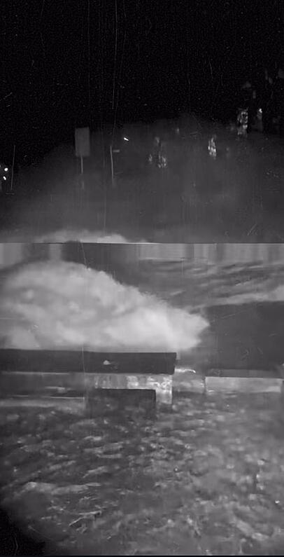 Die Surfer erzeugen die Welle durch eine selbst gebaute Holzkonstruktion. Sie ist fast so breit wie der Eisbach.