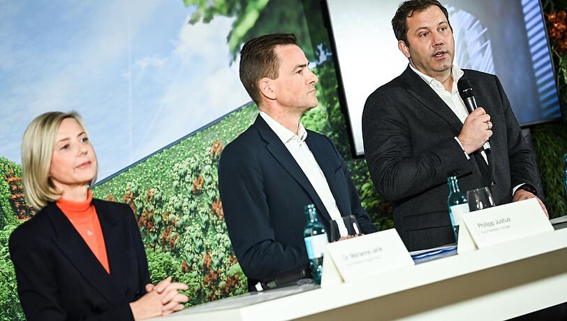 Treffpunkt Berlin: Das Google-Management hat im Beisein von Finanzminister Lars Klingbeil (r) die Pläne verkündet.