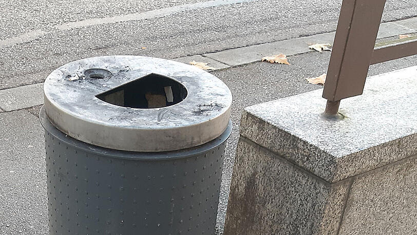 Sogar vor einem Mülleimer lagen Kippen. Sogar vor einem Mülleimer lagen Kippen.