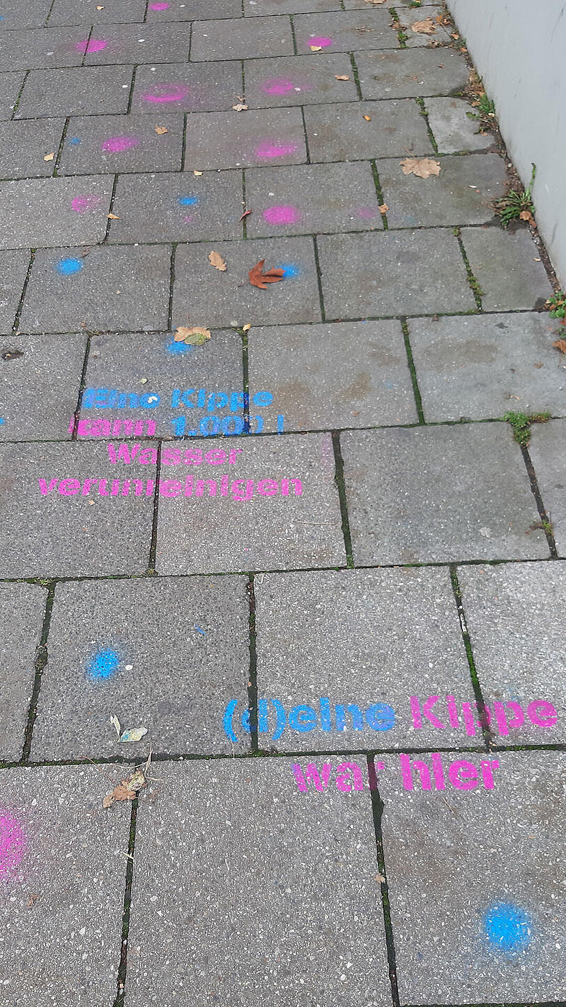 Mit bunter Farbe wollen Umweltaktivisten auf ein großes Münchner Problem hinweisen. Mit bunter Farbe wollen Umweltaktivisten auf ein großes Münchner Problem hinweisen.