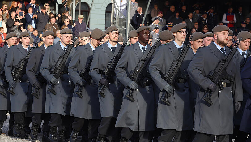 70 Jahre Bundeswehr: Feier und Widerstand in München