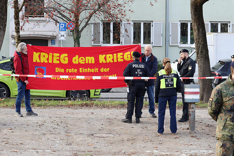 Protest gegen die Vereidigung am Kirchplatz: "Krieg dem Krieg" steht auf dem roten Banner.