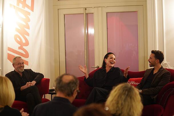 Schauspielerin Marisa Burger stellt sich auf dem "Roten Sofa" den Fragen von AZ-Chefredakteur Michael Schilling (l.) und Promi-Cchef Steffen Trunk. Schauspielerin Marisa Burger stellt sich auf dem "Roten Sofa" den Fragen von AZ-Chefredakteur Michael Schilling (l.) und Promi-Cchef Steffen Trunk.