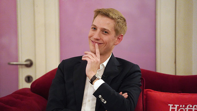 Dominik Krause auf dem roten Sofa der AZ im Deutsches Theater in München.