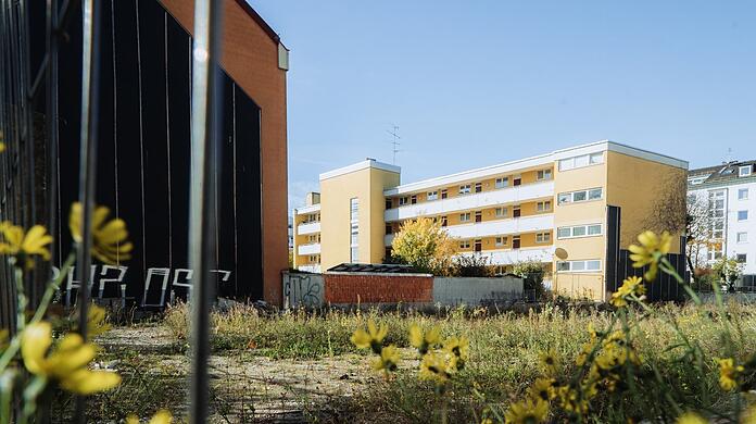 Hier könnten bezahlbare Wohnungen stehen: Blick auf die Brache an der Marsstraße.