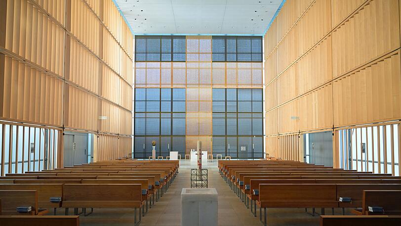 Die Herz Jesu-Kirche lockt mit ihrer ungewöhnlichen Architektur viele Besucher an.