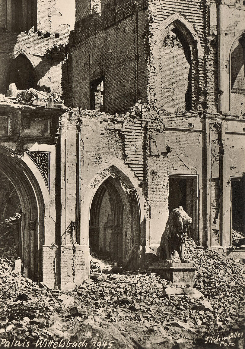 Eine Echtfotopostkarte von Helmut Silchmüller zeigt das Palais Wittelsbach, München 1945.