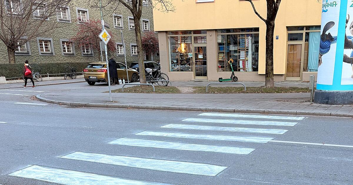 Eigeninitiative auf der Straße: Münchner sprühen Zebrastreifen auf die Fahrbahn