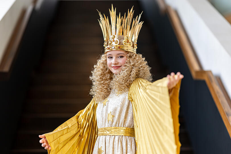 Nora Falk, das neue Nürnberger Christkind, posiert während der offiziellen Kostümprobe im Ornat. Die 15-jährige wurde für die nächsten zwei Jahre als Christkind gewählt und wird am 28. November traditionell den Nürnberger Christkindlesmarkt eröffnen. Nora Falk, das neue Nürnberger Christkind, posiert während der offiziellen Kostümprobe im Ornat. Die 15-jährige wurde für die nächsten zwei Jahre als Christkind gewählt und wird am 28. November traditionell den Nürnberger Christkindlesmarkt eröffnen.
