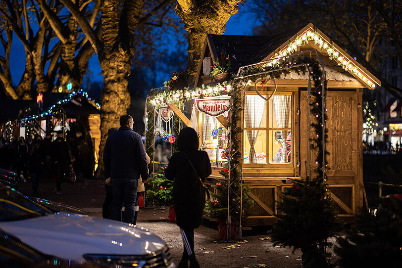 Fußgänger laufen durch die weihnachtlich geschmückte Innenstadt. Glühweinduft und weihnachtlicher Budenzauber fällt in diesem Jahr in vielen Städten der Corona-Pandemie zum Opfer. Viele Städte suchen nach Alternativen. (zu dpa: «Drive-In» oder Online - Städte suchen Weihnachtsmarkt-Alternativen“) +++ dpa-Bildfunk +++ Fußgänger laufen durch die weihnachtlich geschmückte Innenstadt. Glühweinduft und weihnachtlicher Budenzauber fällt in diesem Jahr in vielen Städten der Corona-Pandemie zum Opfer. Viele Städte suchen nach Alternativen. (zu dpa: «Drive-In» oder Online - Städte suchen Weihnachtsmarkt-Alternativen“) +++ dpa-Bildfunk +++