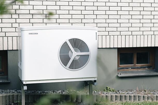 Eine Wärmepumpe. Auch sie ist förderfähig im Zusammenhang mit der Effizienzhaus 55-Plus-Förderung.