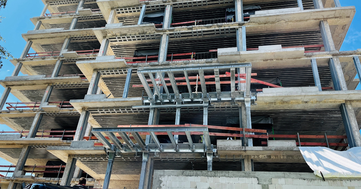 Bürohochhaus wird zum barrierefreien Wohnhaus mit Balkonen