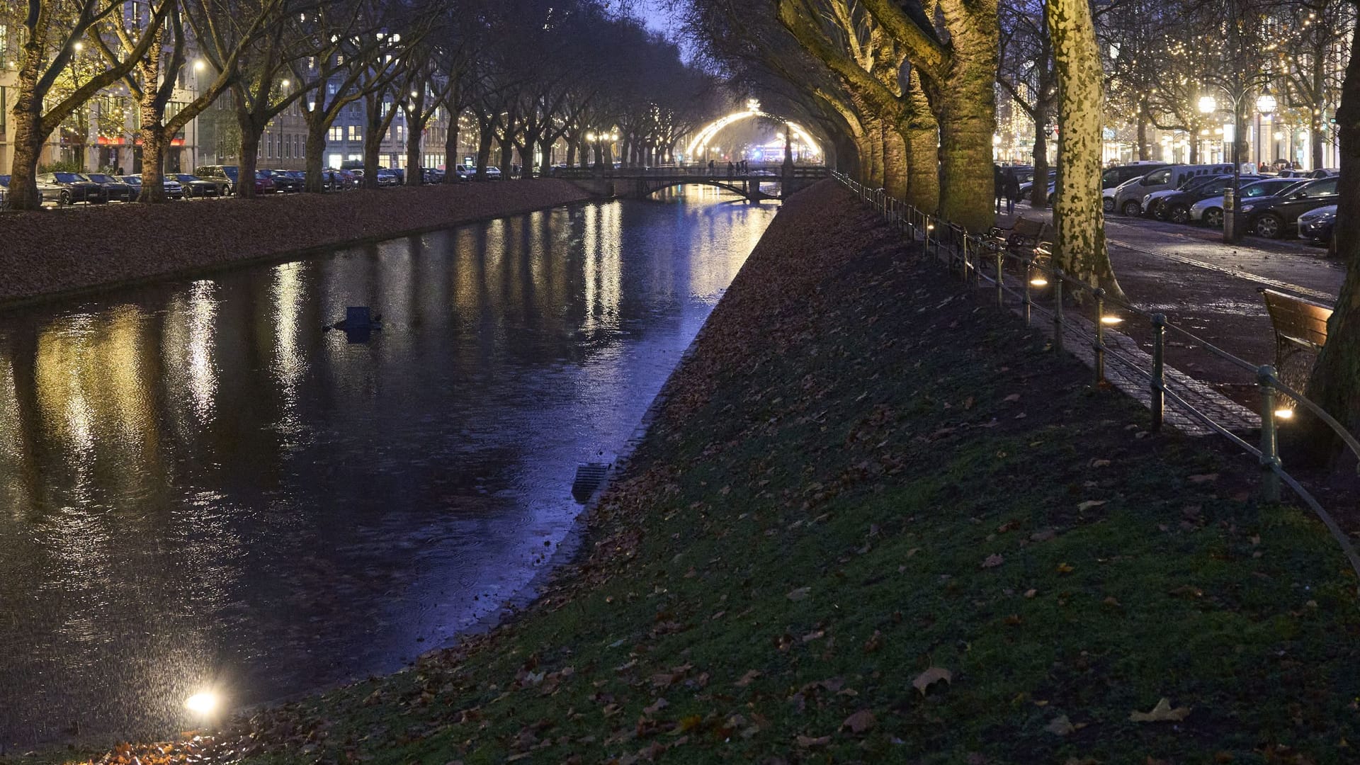 Die Düsseldorfer Königsallee: 170 neue Bodenstrahler lassen ab sofort den Kö-Graben in neuem Licht erstrahlen. Die Düsseldorfer Königsallee: 170 neue Bodenstrahler lassen ab sofort den Kö-Graben in neuem Licht erstrahlen.
