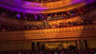 Nico Santos spielt seinen Song Weekend Lover mitten im Publikum und dirigiert die Fans wie einen Chor. (Foto: SWR3) Nico Santos spielt seinen Song Weekend Lover mitten im Publikum und dirigiert die Fans wie einen Chor.