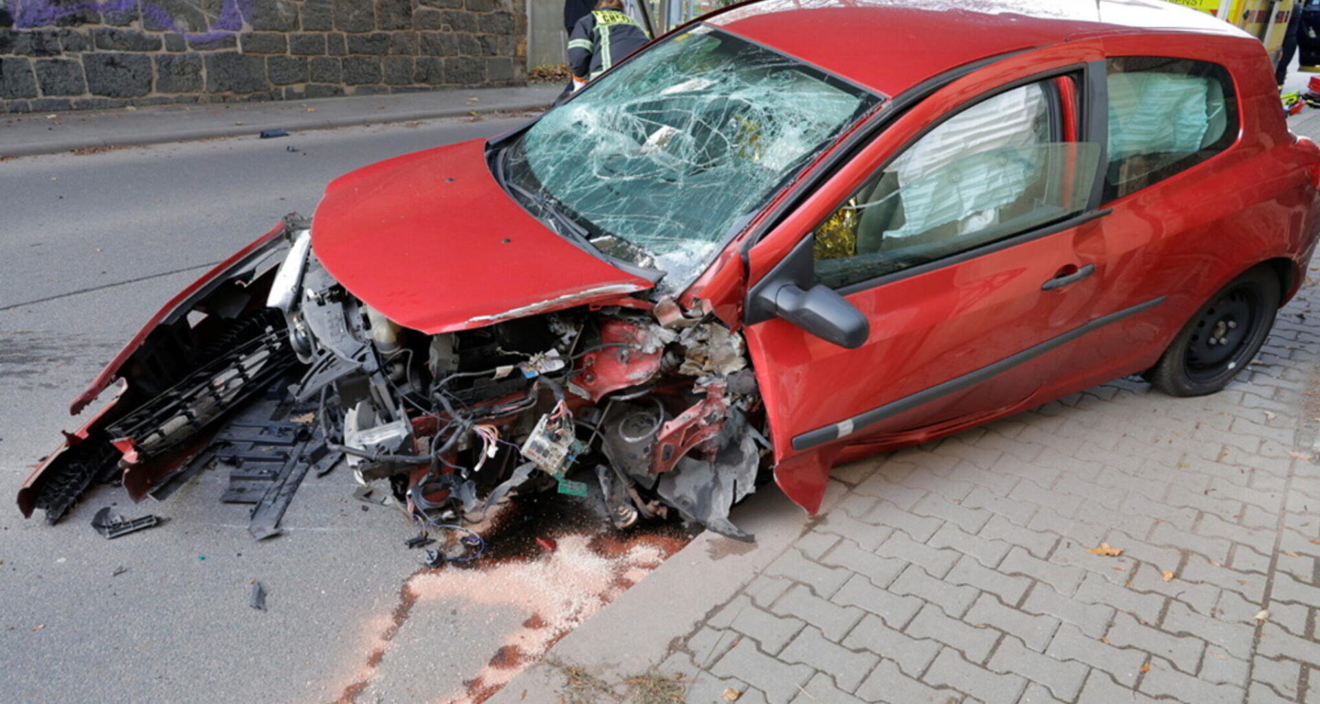Auto prallt in Wittgensdorf gegen Eisenbahnbrücke