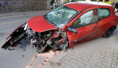 Auto prallt in Wittgensdorf gegen Eisenbahnbrücke
