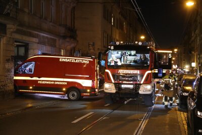 Brand in Bar sorgt für Feuerwehreinsatz in Dresden - Die Straße musste die für die Dauer des Einsatzes gesperrt werden.