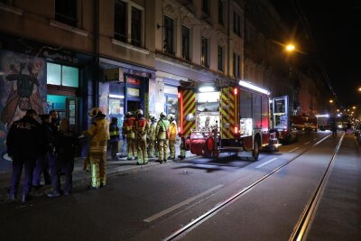 Brand in Bar sorgt für Feuerwehreinsatz in Dresden - Es waren mehrere Wachen am Einsatzort.
