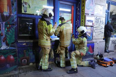 Brand in Bar sorgt für Feuerwehreinsatz in Dresden - Die Feuerwehr vermutete den Brandherd zunächst im Hosten nebenan.
