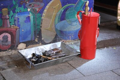 Brand in Bar sorgt für Feuerwehreinsatz in Dresden - Vor Ort brannten auf dem Tresen liegende Gegenstände.