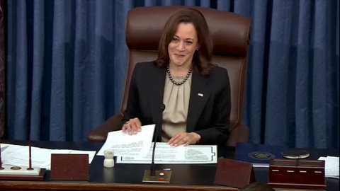Vorsitzende des Senats ist US-Vizepräsidentin Kamala Harris. Sie löste im Januar 2021 Mike Pence ab, Vizepräsident der Trump-Regierung. Im April 2022 lächelt Harris, nachdem sie das Ergebnis der Abstimmung über die Ernennung von Ketanji Brown Jackson zur Richterin des Obersten Gerichtshofs (Supreme Court) bekannt gegeben hat. Richterin Brown wurde mit 53 zu 47 Stimmen bestätigt und ist die erste schwarze Frau, die dieses Amt bekleidet.