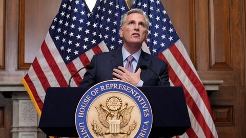 Kevin McCarthy am 3. Oktober 2023, nachdem er als Sprecher des Repräsentantenhauses abgesetzt wurde. Die Wahl des Nachfolgers von Nancy Pelosi (Demokraten), die von 2019 bis 2023 Sprecherin des Repräsentantenhauses war, wurde im Januar 2023 zum Machtkampf bei den US-Republikanern. Erst im 15. Durchgang wählten ihn die Abgeordneten der Republikaner zum Vorsitzenden. Am 3. Oktober 2023 wurde McCarthy nach einem innerparteilichen Machtkampf abgewählt.