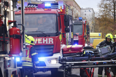 Defekte Mikrowelle löst Wohnungsbrand in Chemnitz aus: Feuerwehr im Einsatz - Dort vernahmen Bewohner eines Mehrfamilienhauses einen Knall und im Anschluss aus einer Wohnung im 2. Obergeschoss dringenden schwarzen Qualm.