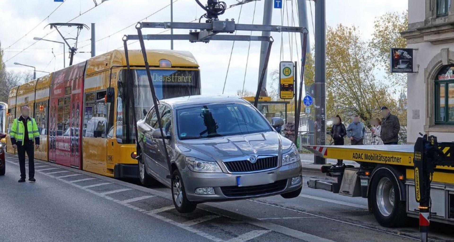 Skoda bleibt auf Bahnsteigkante hängen – Straßenbahnverkehr in Dresden gestört