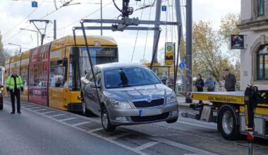 Skoda bleibt auf Bahnsteigkante hängen – Straßenbahnverkehr in Dresden gestört