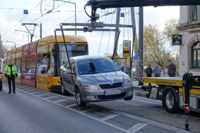 Skoda bleibt auf Bahnsteigkante hängen – Straßenbahnverkehr in Dresden gestört - Am Montag, dem 3. November, kam es gegen 11:55 Uhr zu einem ungewöhnlichen Verkehrsunfall in Dresden-Pieschen.