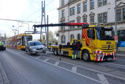 Skoda bleibt auf Bahnsteigkante hängen – Straßenbahnverkehr in Dresden gestört - Durch den im Gleisbett stehenden Skoda wurde der Straßenbahnverkehr blockiert.