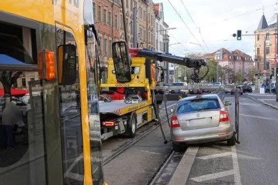 Skoda bleibt auf Bahnsteigkante hängen – Straßenbahnverkehr in Dresden gestört - Riskantes Überholmanöver führt zu Unfall.