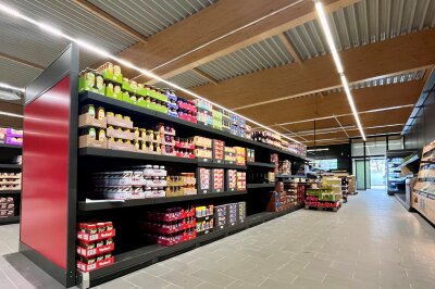 Neueröffnung im Chemnitzer Süden: So modern wird das Einkaufserlebnis im neuen Aldi-Markt - Markthallen-Flair dank der offenen Decke mit freigelegten Balken.