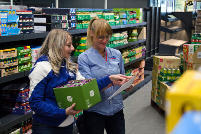 Neueröffnung im Chemnitzer Süden: So modern wird das Einkaufserlebnis im neuen Aldi-Markt - Anett Köhler plant gemeinsam mit der stellvertretenden Filialleiterin die Warenpräsentation.