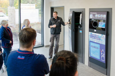 Neueröffnung im Chemnitzer Süden: So modern wird das Einkaufserlebnis im neuen Aldi-Markt - Einweisung in die neuen Leergutautomaten.