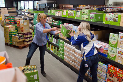 Neueröffnung im Chemnitzer Süden: So modern wird das Einkaufserlebnis im neuen Aldi-Markt - Filialleiterin Anett Köhler und ihre Stellvertreterin Claudia Schlegel.