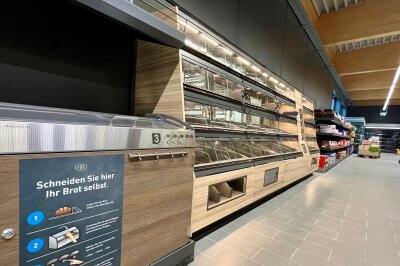 Neueröffnung im Chemnitzer Süden: So modern wird das Einkaufserlebnis im neuen Aldi-Markt - Die Backstation wird mit Backwaren aus Schäfers Backstube bestückt.