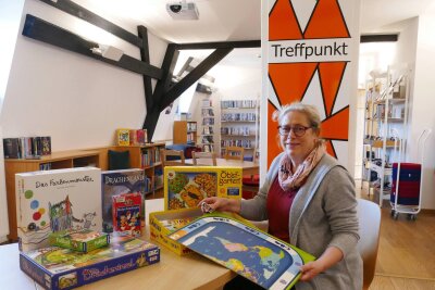 So will eine Bibliothek im Erzgebirge zum Treffpunkt werden - Leiterin Silke Dost im neuen Bereich der Zschopauer Stadtbibliothek.