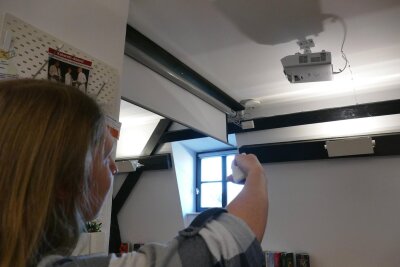 So will eine Bibliothek im Erzgebirge zum Treffpunkt werden - Beamer und Leinwand können von Besuchern jederzeit genutzt werden.