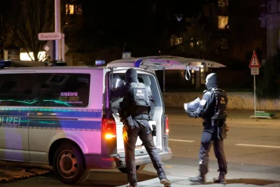 Einsatz in Chemnitz: Werkzeuge fliegen auf Straße - Schwer ausgerüstete Polizeikräfte bereiten sich an der Elisenstraße auf den Zugriff vor. Der Bereich wurde weiträumig abgesperrt.
