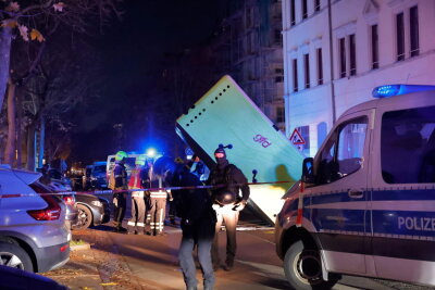 Einsatz in Chemnitz: Werkzeuge fliegen auf Straße - Polizei und Feuerwehr im abgestperrten Bereich der Elisenstraße. Ein Sprungpolster wurde in Stellung gebracht, während Spezialeinsatzkräfte das Gebäude sicherten.
