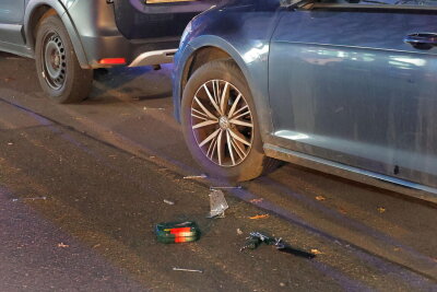 Einsatz in Chemnitz: Werkzeuge fliegen auf Straße - Trümmerteile liegen auf der Fahrbahn. Der Mann soll zuvor Werkzeuge und Gegenstände auf geparkte Fahrzeuge geworfen haben.
