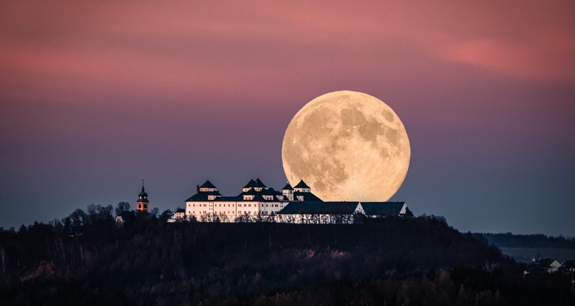 Hobbyfotograf gelingt spektakuläre Aufnahme vom Supermond und Schloss Augustusburg