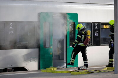 Übung am Chemnitzer Hauptbahnhof: Brand im Zug als Szenario - Es gab Verletzte, der Zug wurde evakuiert.
