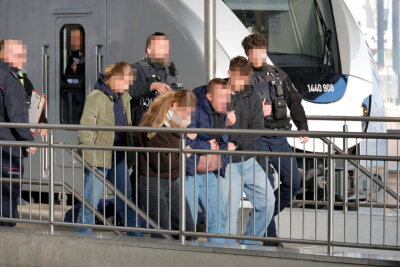 Übung am Chemnitzer Hauptbahnhof: Brand im Zug als Szenario - Feuerwehr, Rettungsdienst und Bundespolizei führten am Donnerstag auf dem Gelände des Hauptbahnhofes in Chemnitz eine Übung durch.