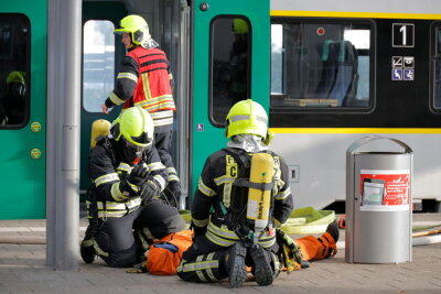 Übung am Chemnitzer Hauptbahnhof: Brand im Zug als Szenario - Es wurde kontrolliert ob die Wasserversorgung durch einen Hydranten am Bahnhof funktioniert sowie die Rettung von Passagieren und Bahnpersonal geübt.