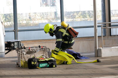 Übung am Chemnitzer Hauptbahnhof: Brand im Zug als Szenario - Für die Übung waren die Bahnsteige 13 und 14 gesperrt.